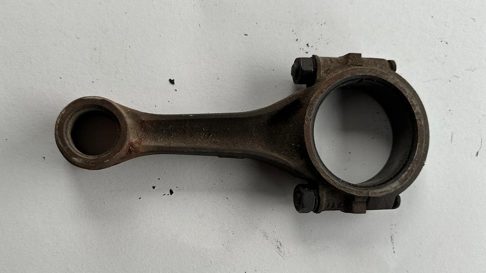 Bielle de moteur couverte de rouille, avant nettoyage laser