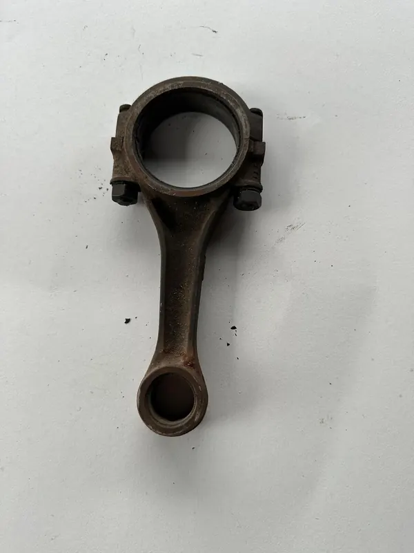 Bielle de moteur couverte de rouille