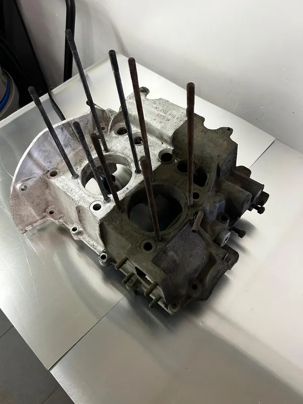 Carter moteur en cours de nettoyage laser