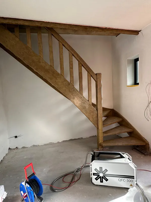 Escalier entièrement décapé au laser