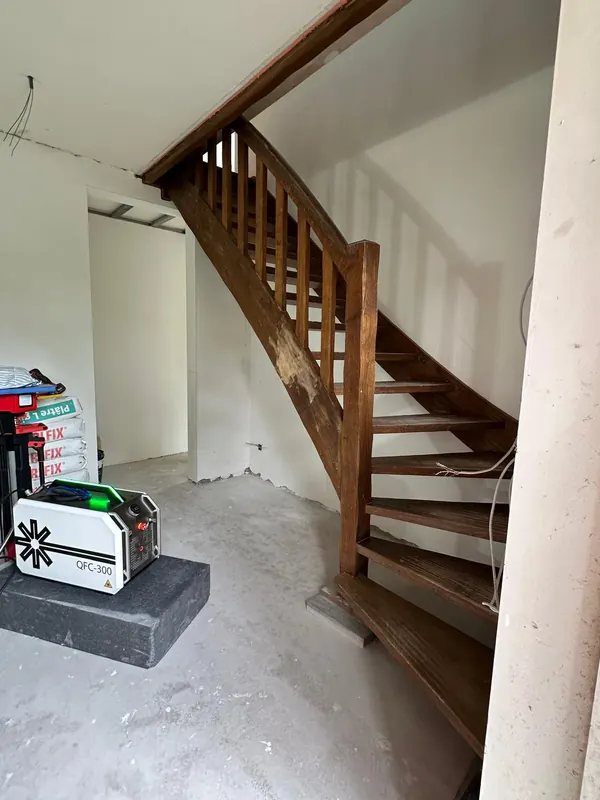 Escalier verni avant intervention, station laser en place