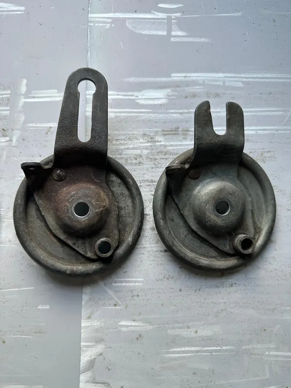 Deux flasques de frein d'un même lot : à gauche corrodée, à droite nettoyée au laser