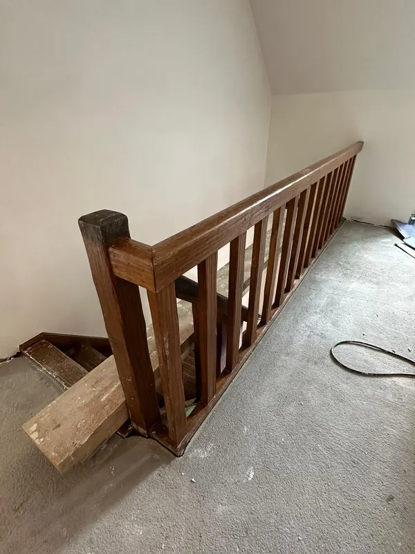 Rampe d'escalier vernie, avant traitement