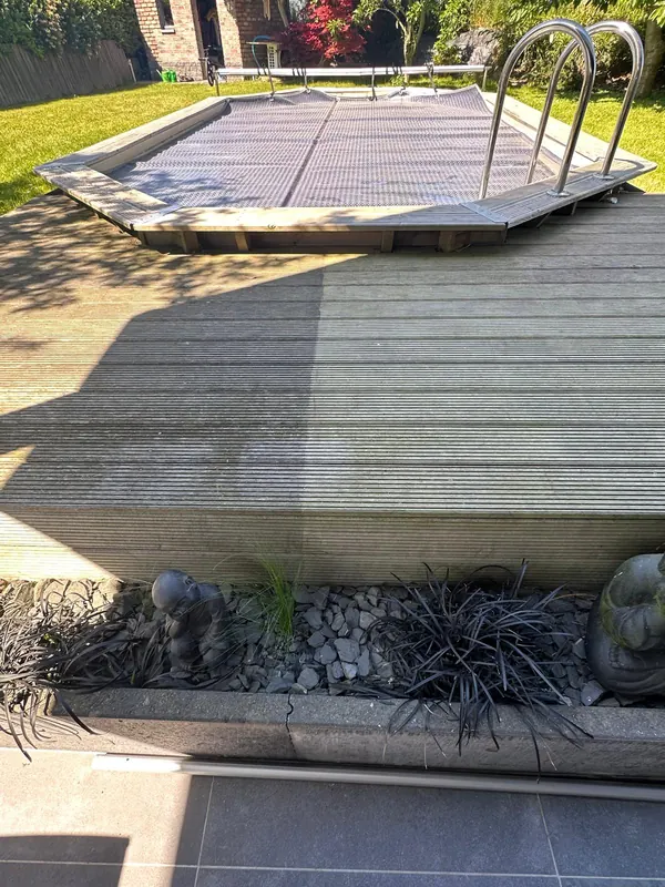 Terrasse en bois à moitié traitée au laser, contraste entre zone nettoyée et zone grisée